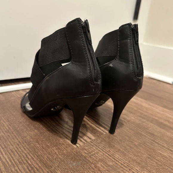 Vera Wang 4 inch Black Stiletto Heels Size 8 - Picture 3 of 5